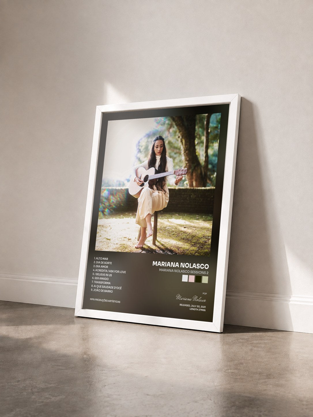 #blanc Tableau de l'album Mariana Nolasco Sessions 2 de Mariana Nolasco vu de trois quarts, cadre blanc