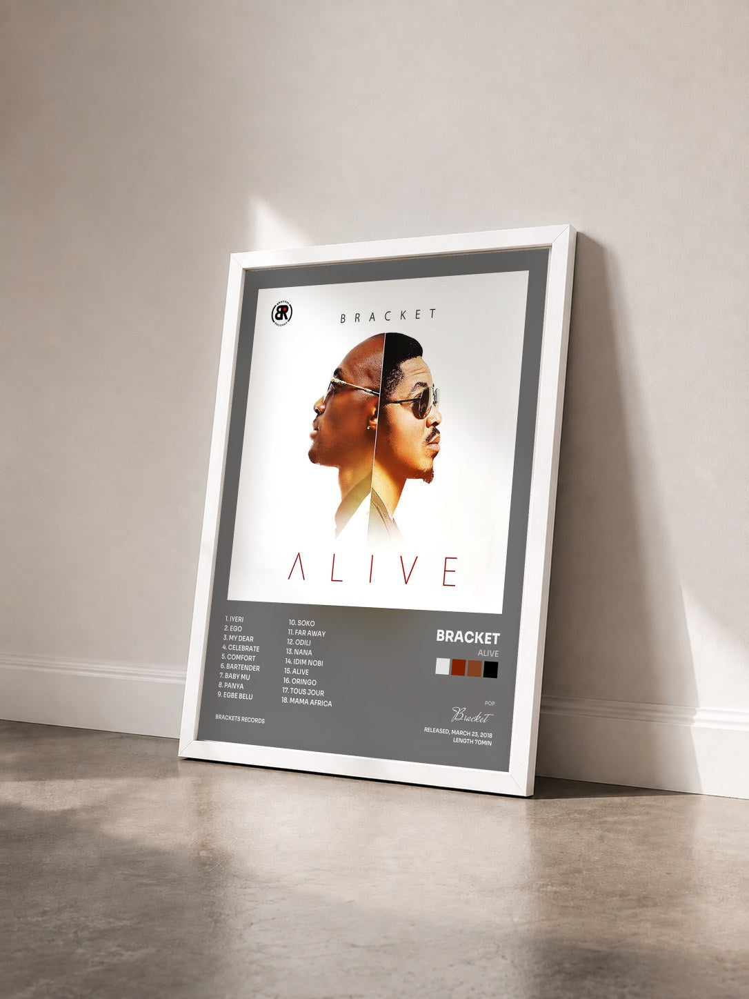 #blanc Tableau de l'album Alive de Bracket vu de trois quarts, cadre blanc