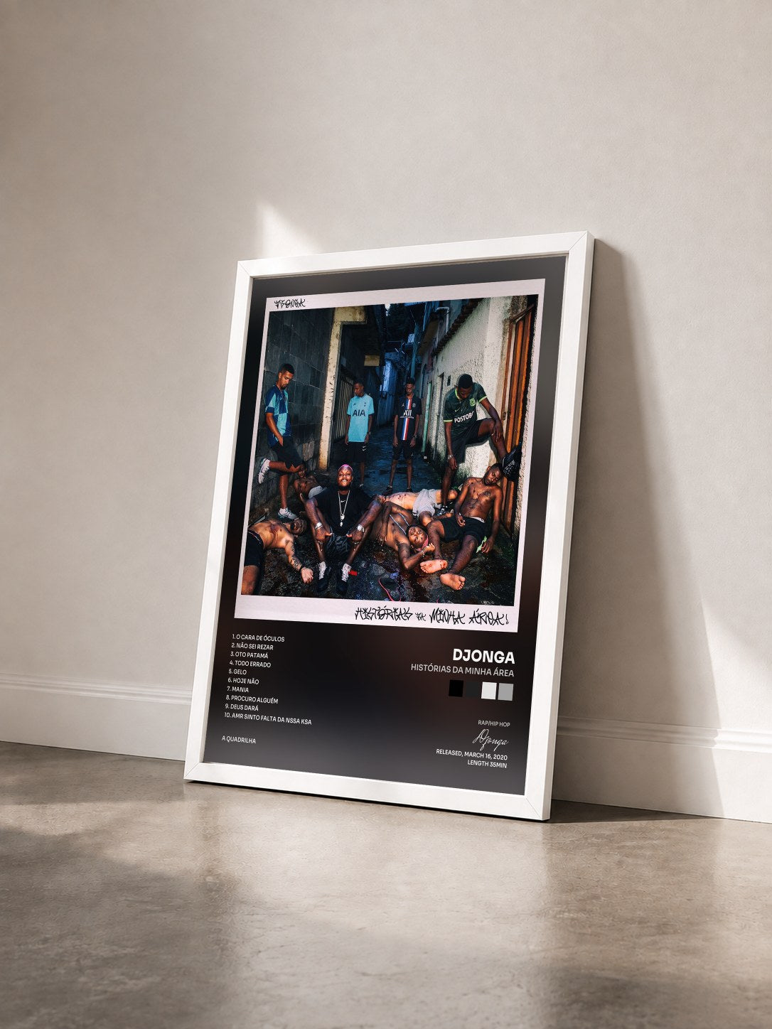 #blanc Tableau de l'album Histórias da Minha Área de Djonga vu de trois quarts, cadre blanc
