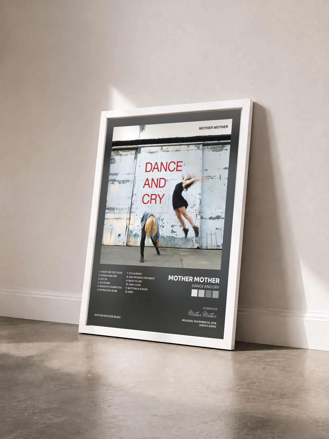 #blanc Tableau de l'album Dance And Cry de Mother Mother vu de trois quarts, cadre blanc