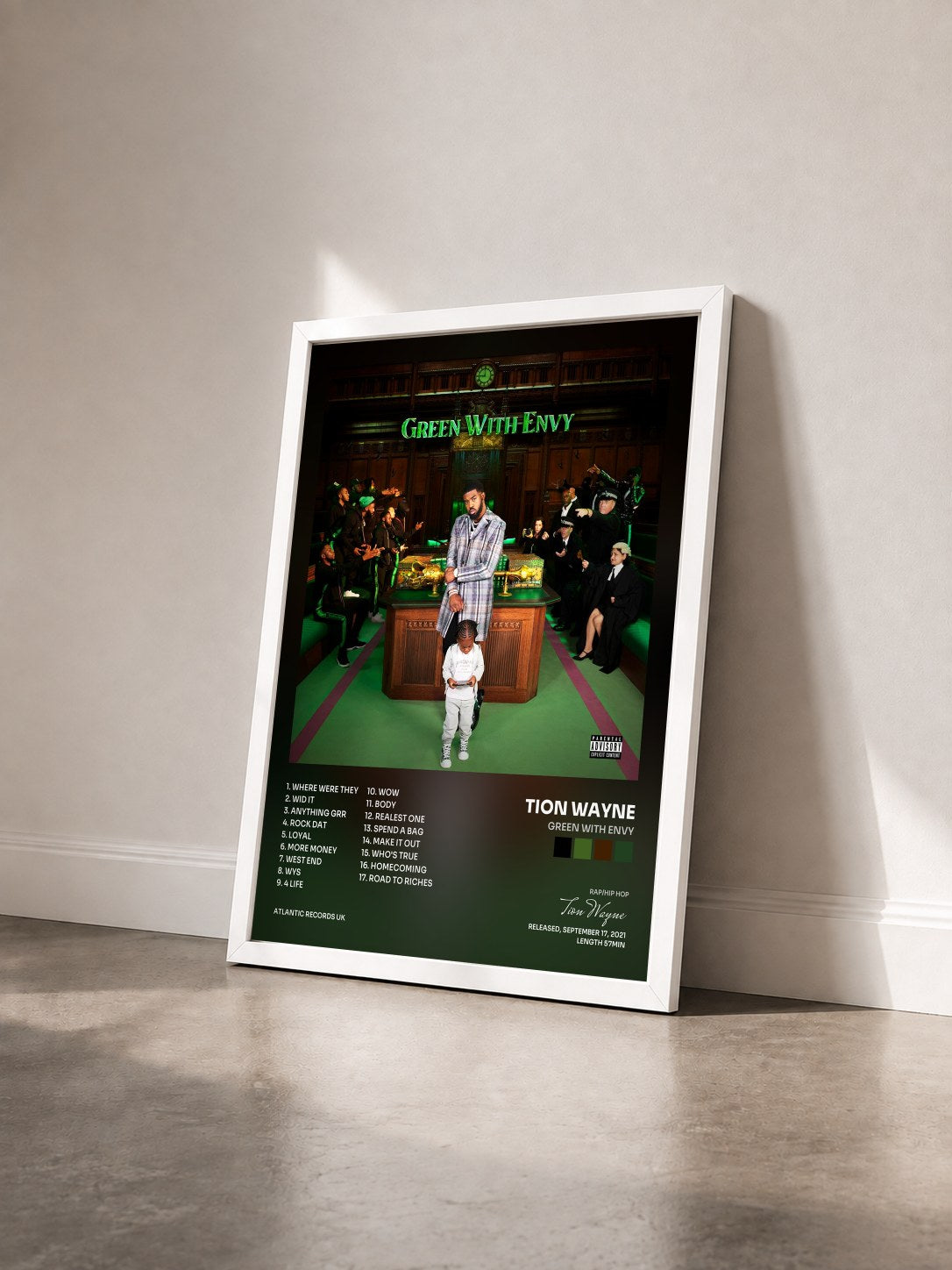 #blanc Tableau de l'album Green With Envy de Tion Wayne vu de trois quarts, cadre blanc