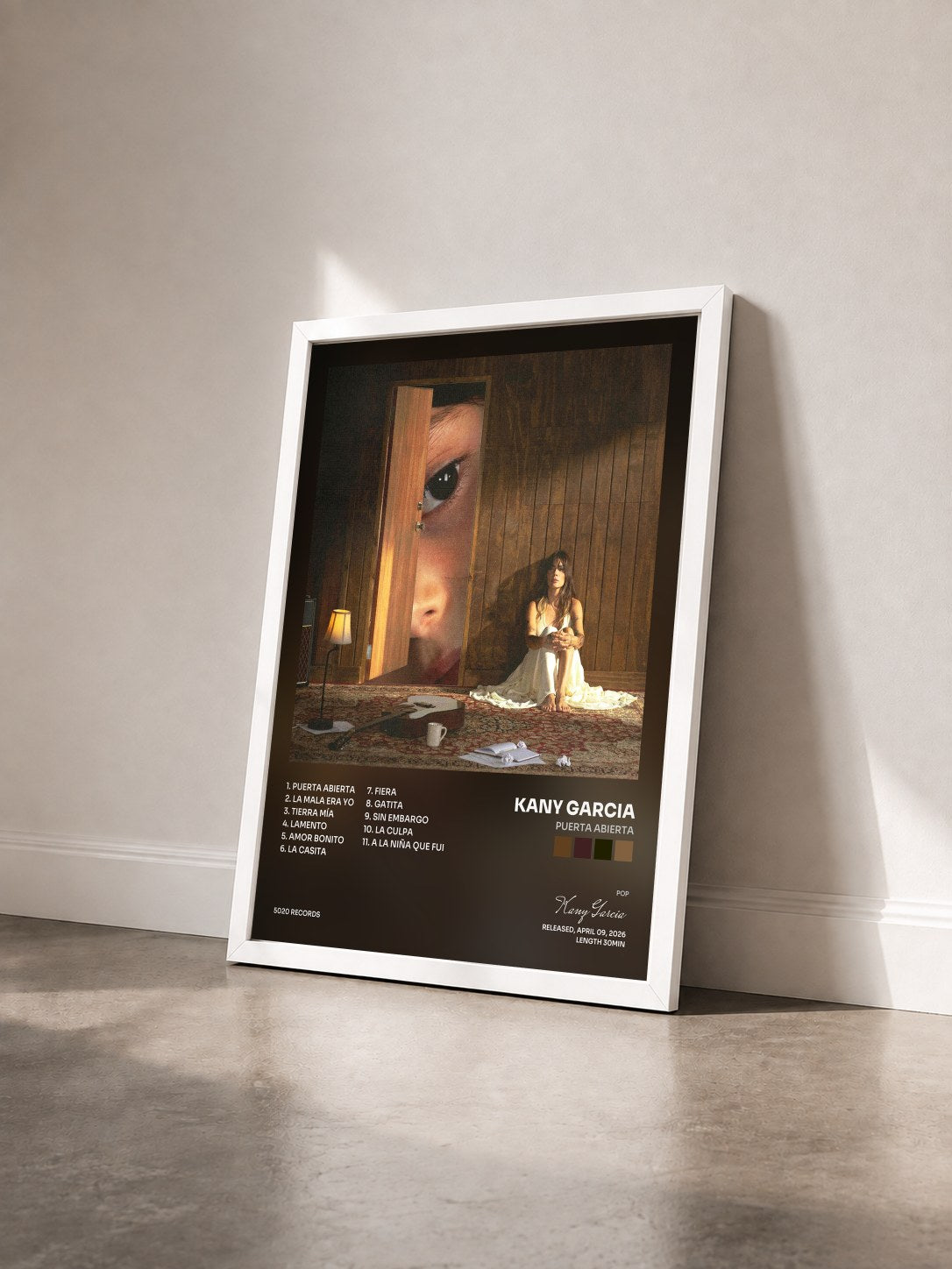#blanc Tableau de l'album PUERTA ABIERTA de Kany Garcia vu de trois quarts, cadre blanc
