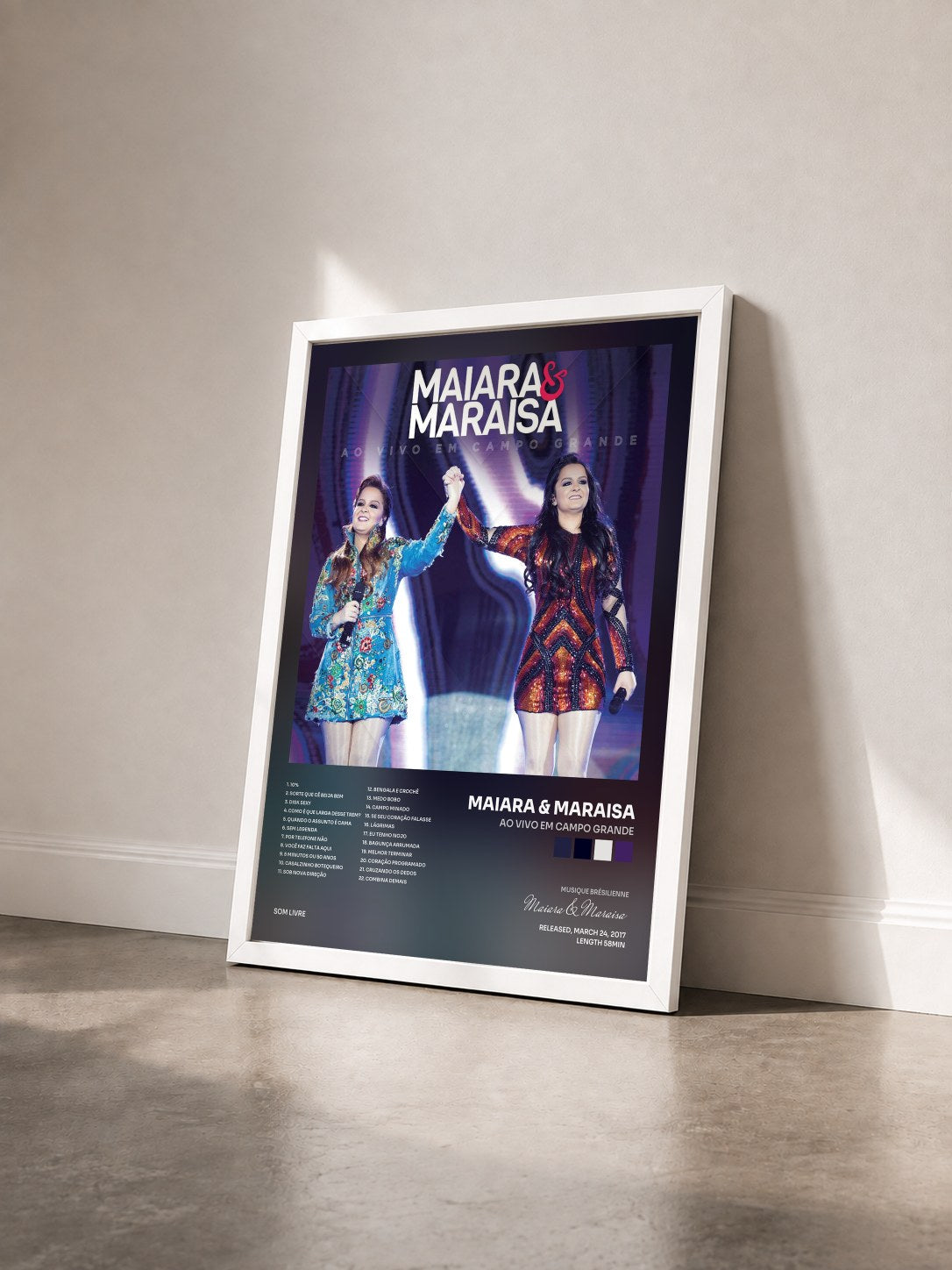 #blanc Tableau de l'album Ao Vivo Em Campo Grande de Maiara & Maraisa vu de trois quarts, cadre blanc