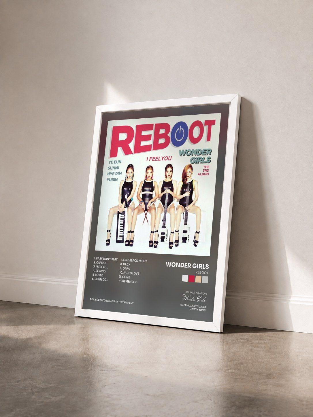 #blanc Tableau de l'album REBOOT de Wonder Girls vu de trois quarts, cadre blanc