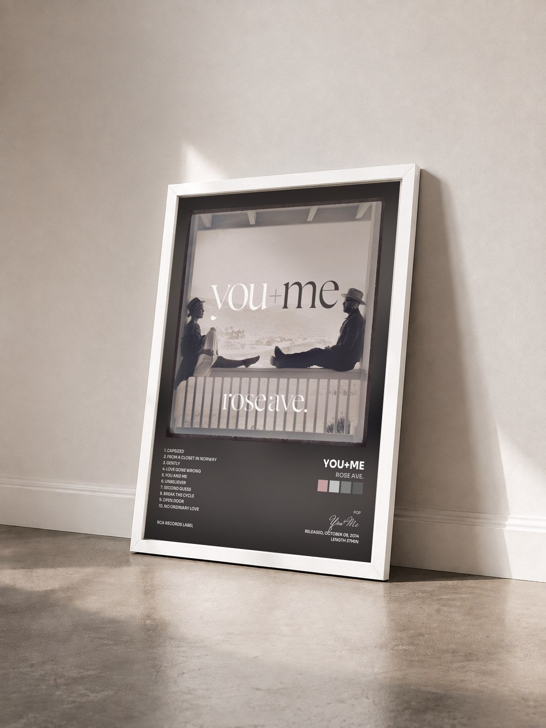 #blanc Tableau de l'album rose ave. de You+Me vu de trois quarts, cadre blanc