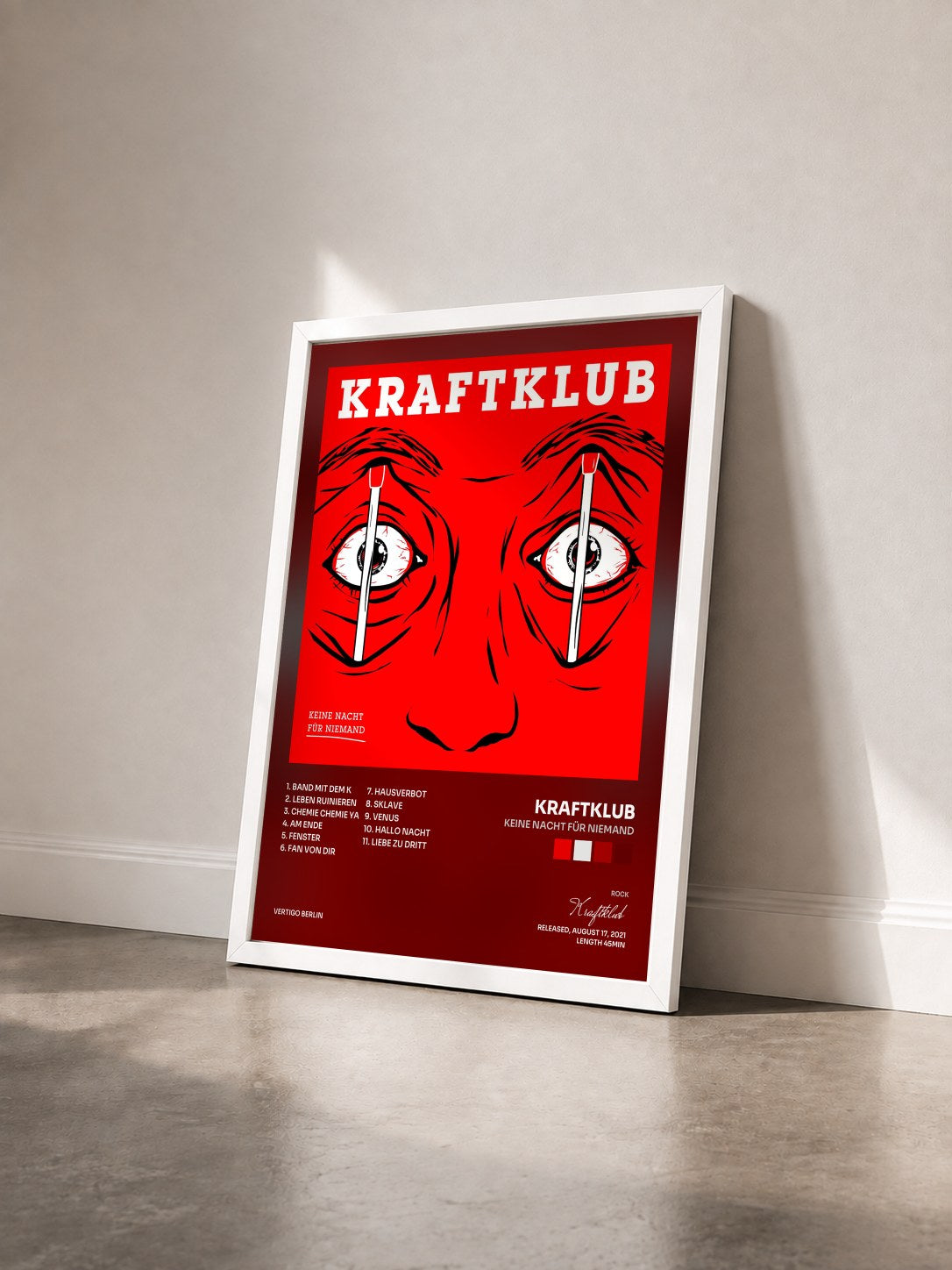 #blanc Tableau de l'album Keine Nacht für Niemand de Kraftklub vu de trois quarts, cadre blanc