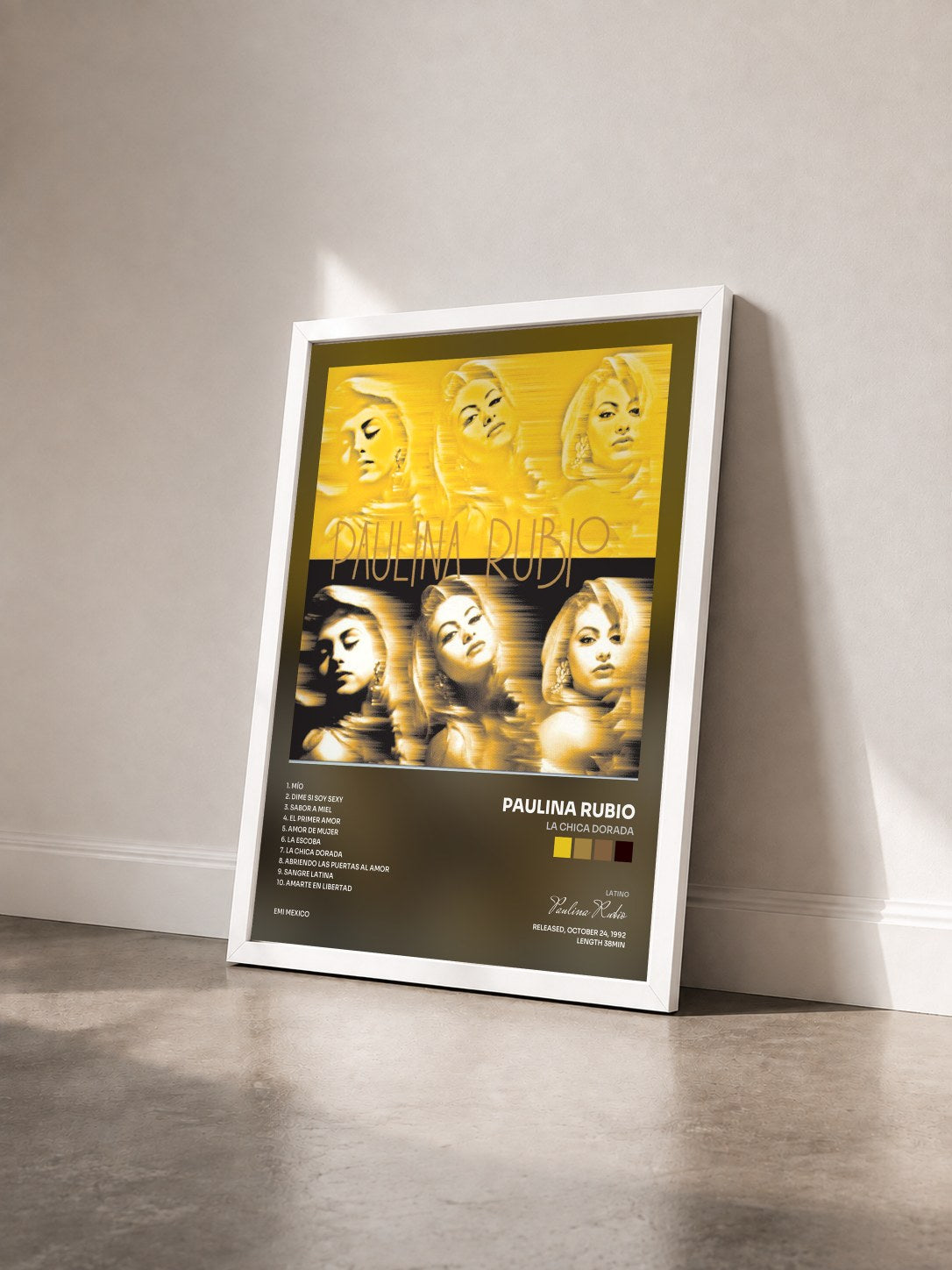 #blanc Tableau de l'album La Chica Dorada de Paulina Rubio vu de trois quarts, cadre blanc