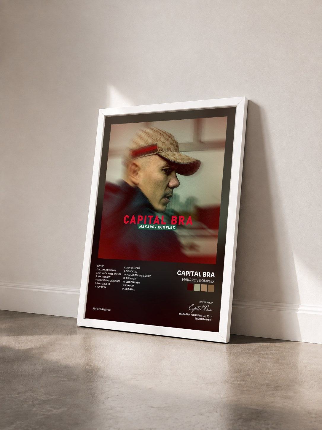 #blanc Tableau de l'album Makarov Komplex de Capital Bra vu de trois quarts, cadre blanc