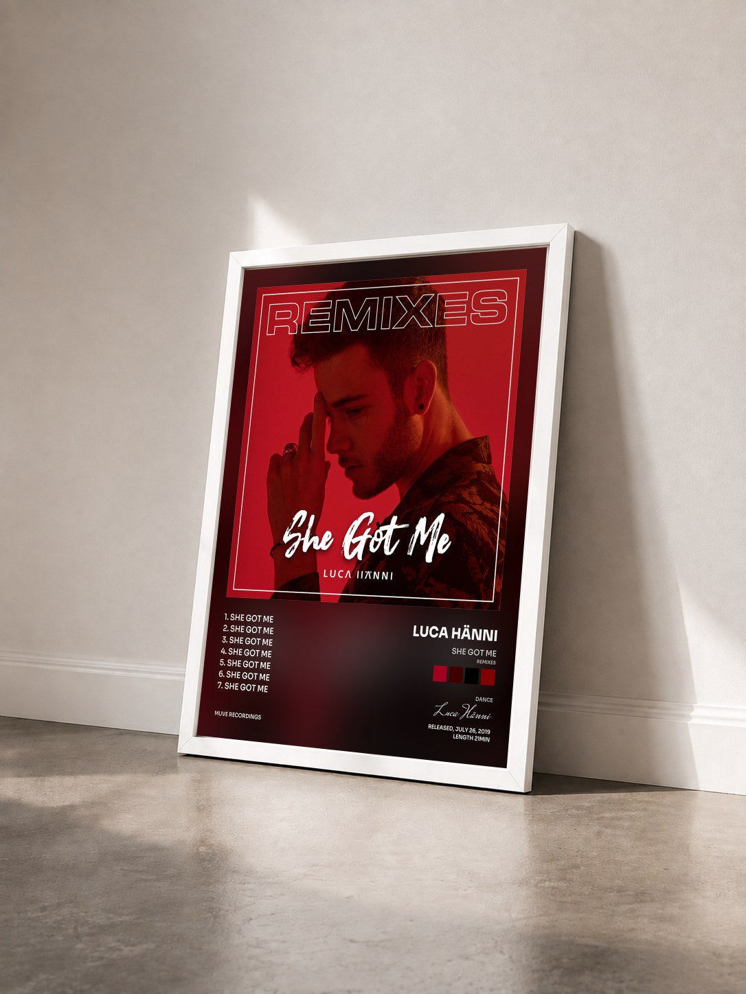 #blanc Tableau de l'album She Got Me (Remixes) de Luca Hänni vu de trois quarts, cadre blanc