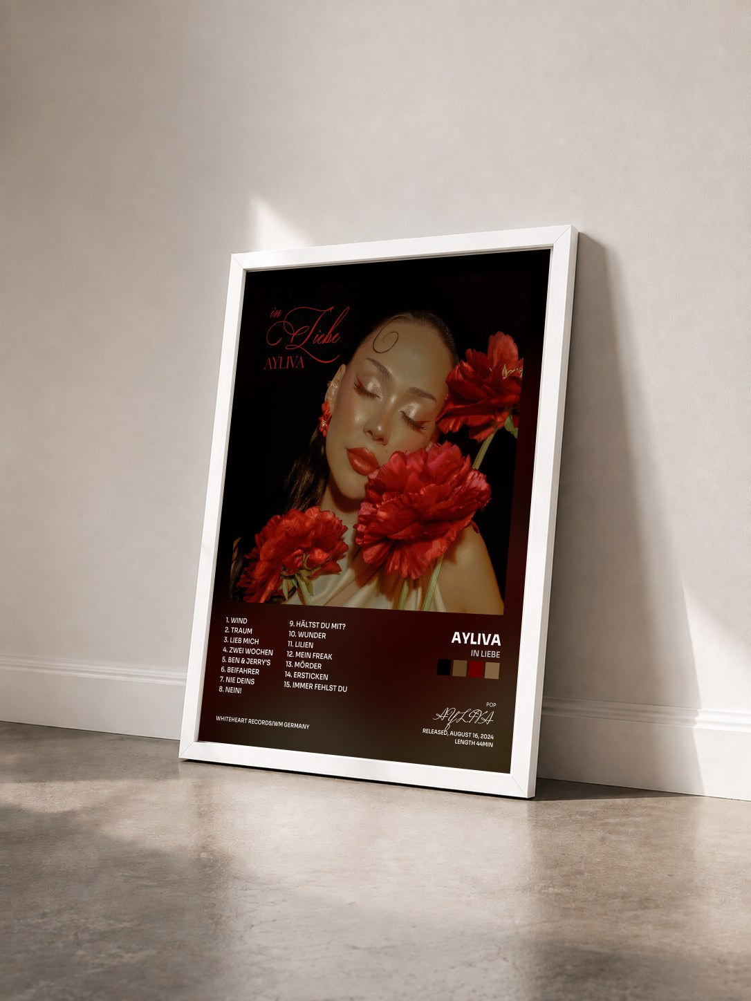 #blanc Tableau de l'album In Liebe de AYLIVA vu de trois quarts, cadre blanc