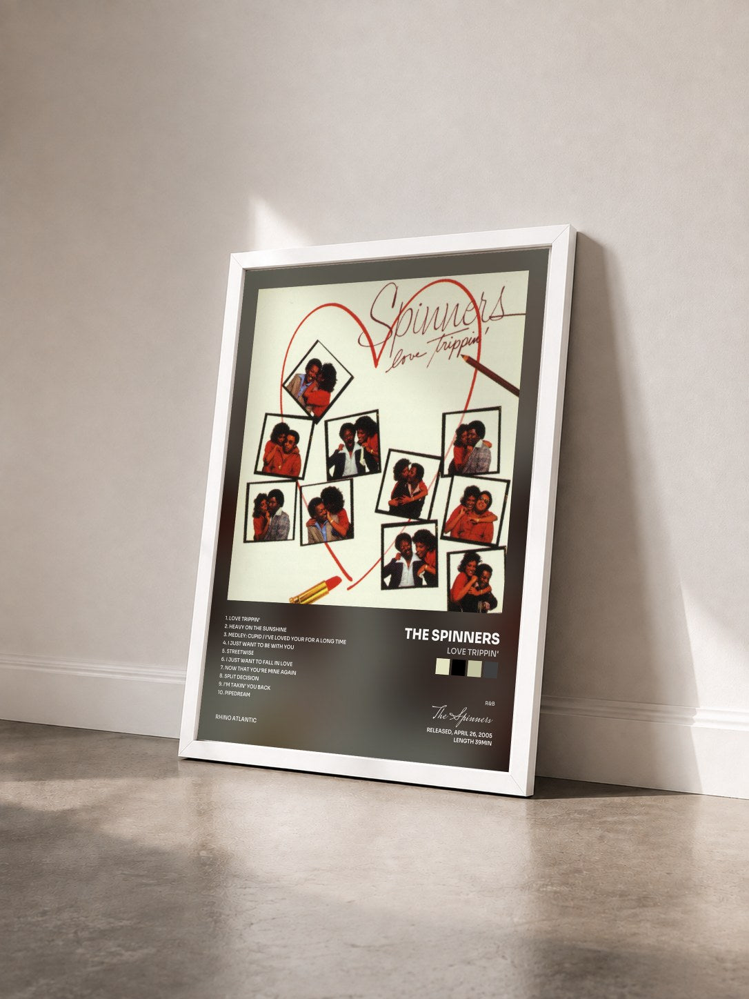 #blanc Tableau de l'album Love Trippin' de The Spinners vu de trois quarts, cadre blanc