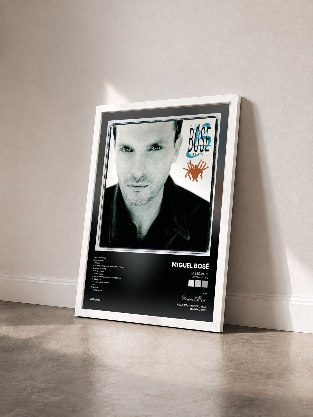 #blanc Tableau de l'album Laberinto (Special Edition) de Miguel Bosé vu de trois quarts, cadre blanc