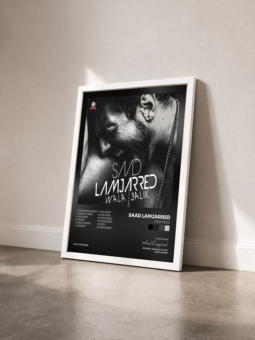 #blanc Tableau de l'album ولا عليك de Saad Lamjarred vu de trois quarts, cadre blanc