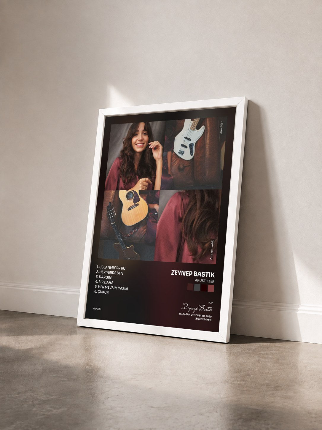 #blanc Tableau de l'album Akustikler de Zeynep Bastık vu de trois quarts, cadre blanc