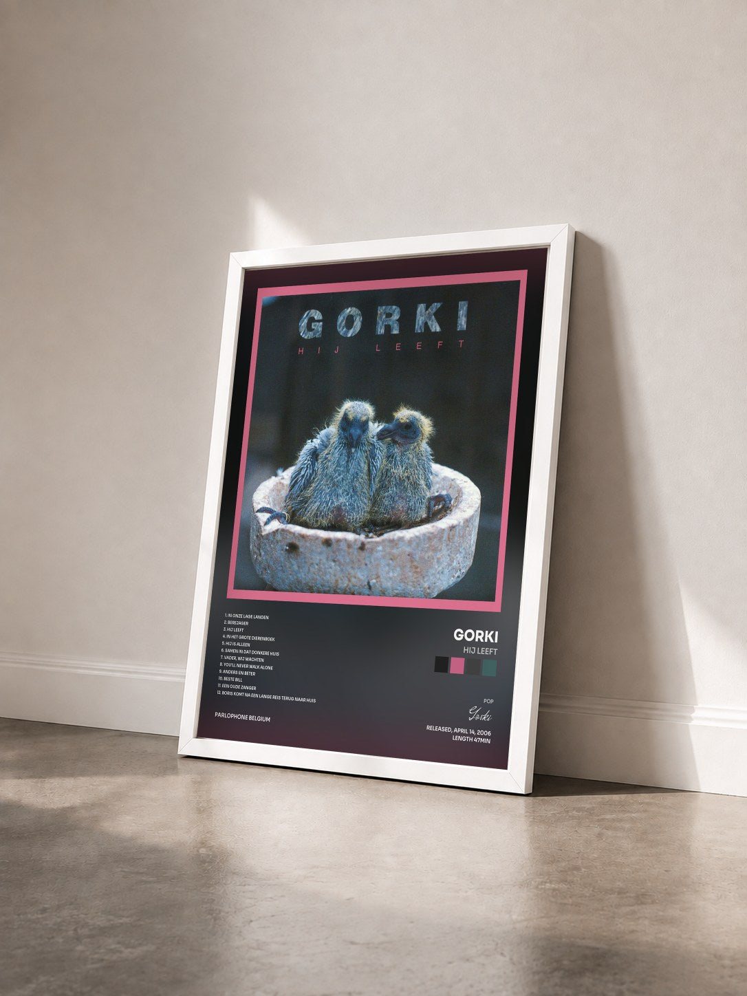 #blanc Tableau de l'album Hij Leeft de Gorki vu de trois quarts, cadre blanc
