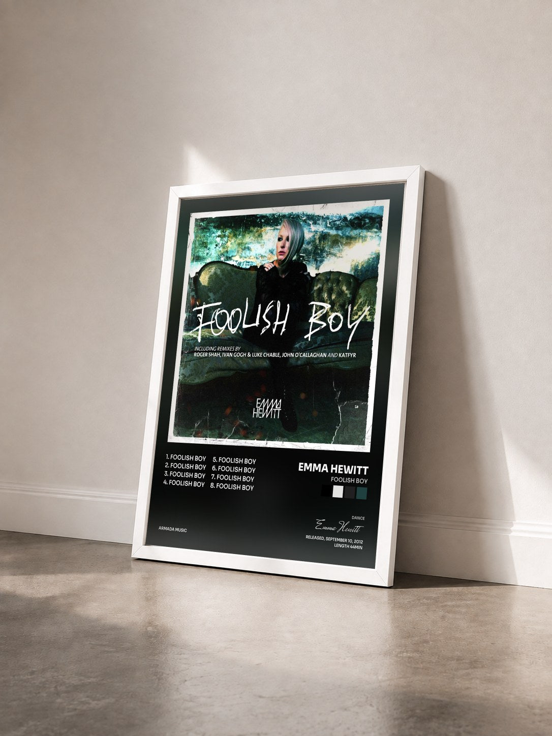 #blanc Tableau de l'album Foolish Boy de Emma Hewitt vu de trois quarts, cadre blanc