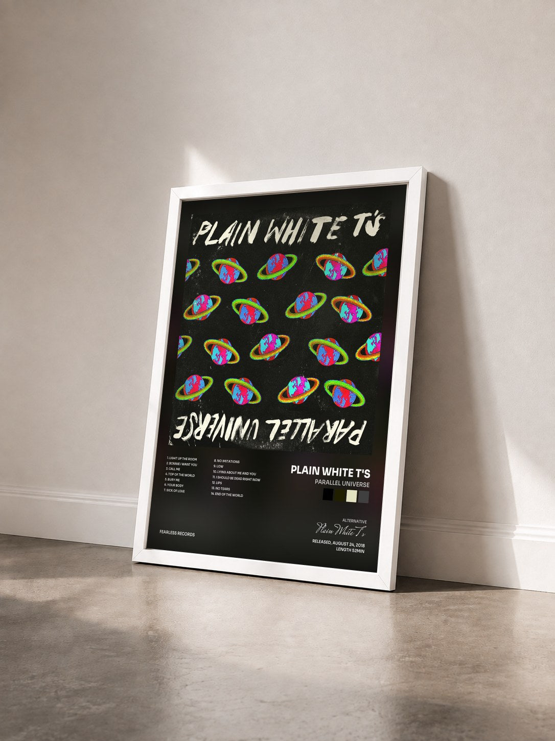 #blanc Tableau de l'album Parallel Universe de Plain White T's vu de trois quarts, cadre blanc