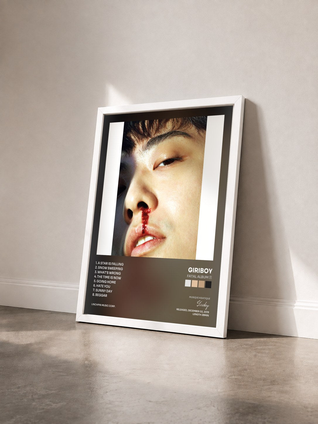 #blanc Tableau de l'album Fatal Album Ⅲ de Giriboy vu de trois quarts, cadre blanc