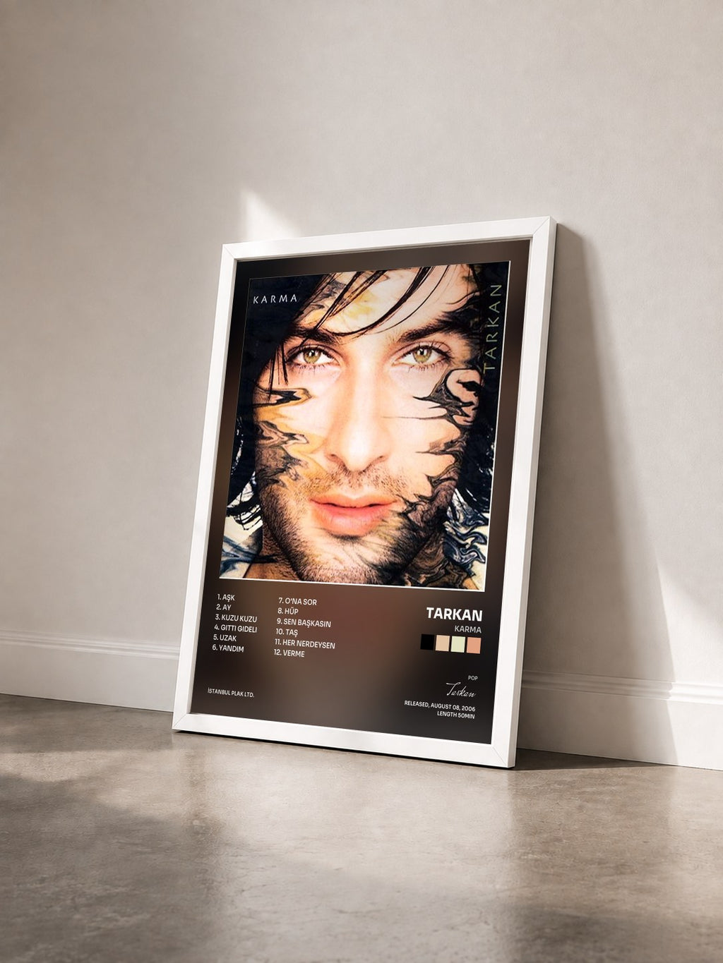 #blanc Tableau de l'album Karma de Tarkan vu de trois quarts, cadre blanc