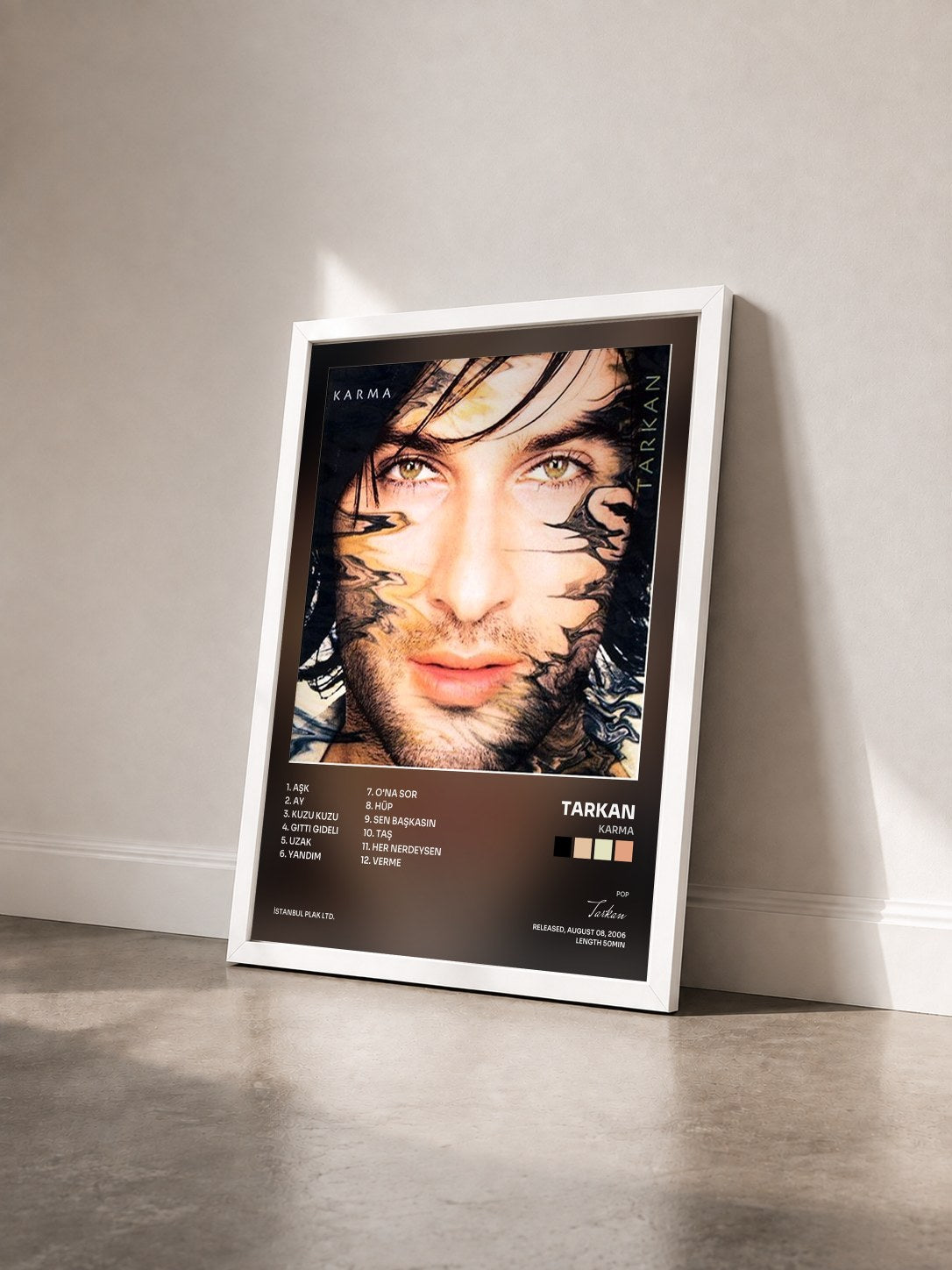 #blanc Tableau de l'album Karma de Tarkan vu de trois quarts, cadre blanc