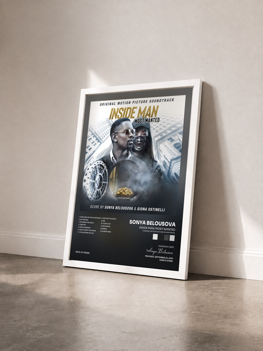 #blanc Tableau de l'album Inside Man: Most Wanted (Original Motion Picture Soundtrack) de Sonya Belousova vu de trois quarts, cadre blanc