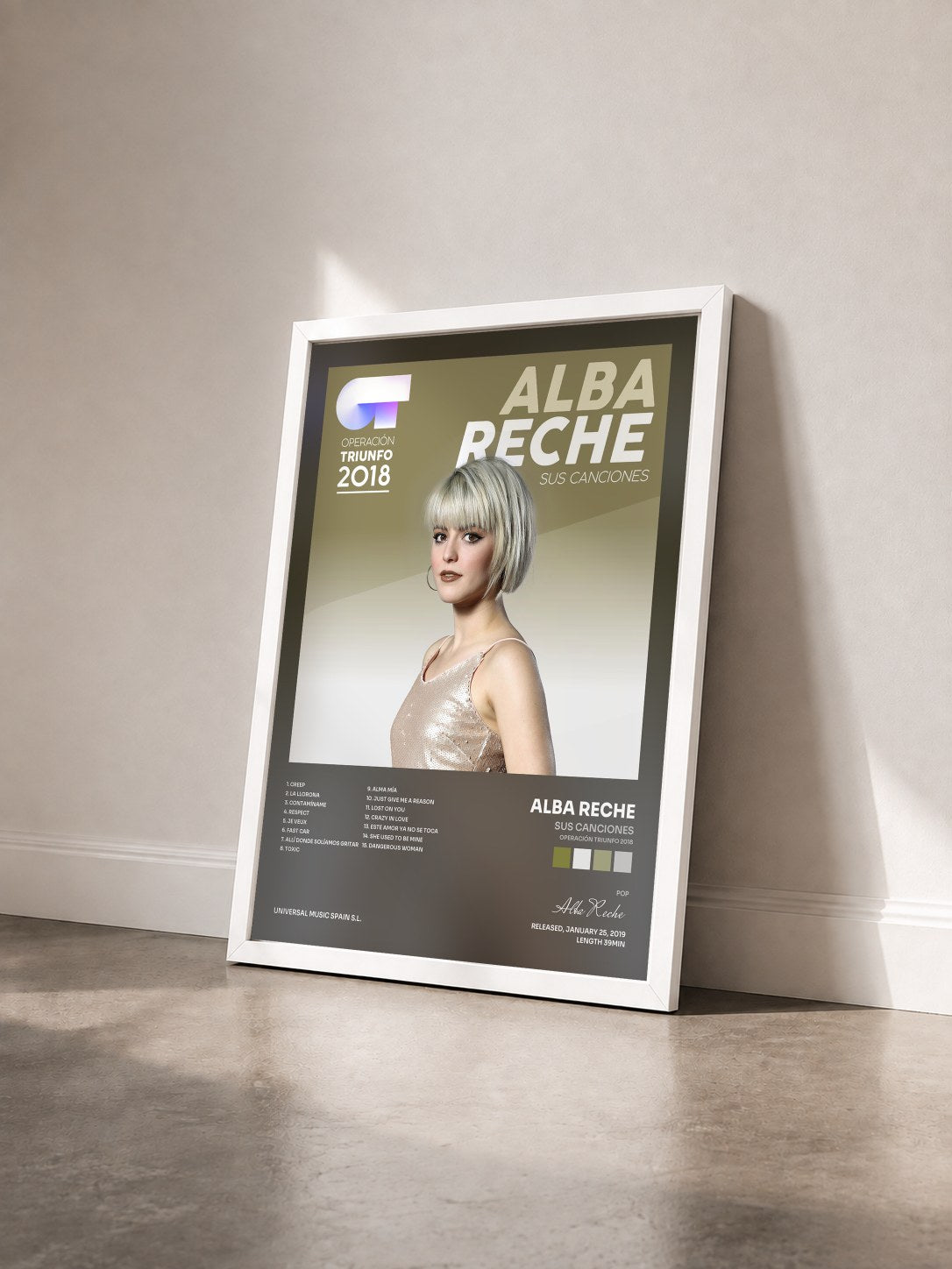 #blanc Tableau de l'album Sus Canciones (Operación Triunfo 2018) de Alba Reche vu de trois quarts, cadre blanc