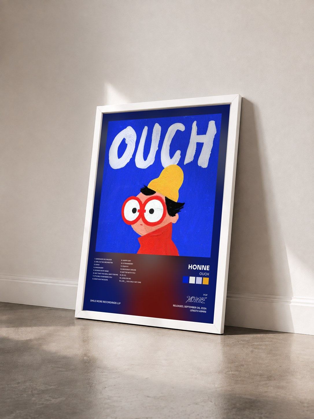 #blanc Tableau de l'album OUCH de HONNE vu de trois quarts, cadre blanc