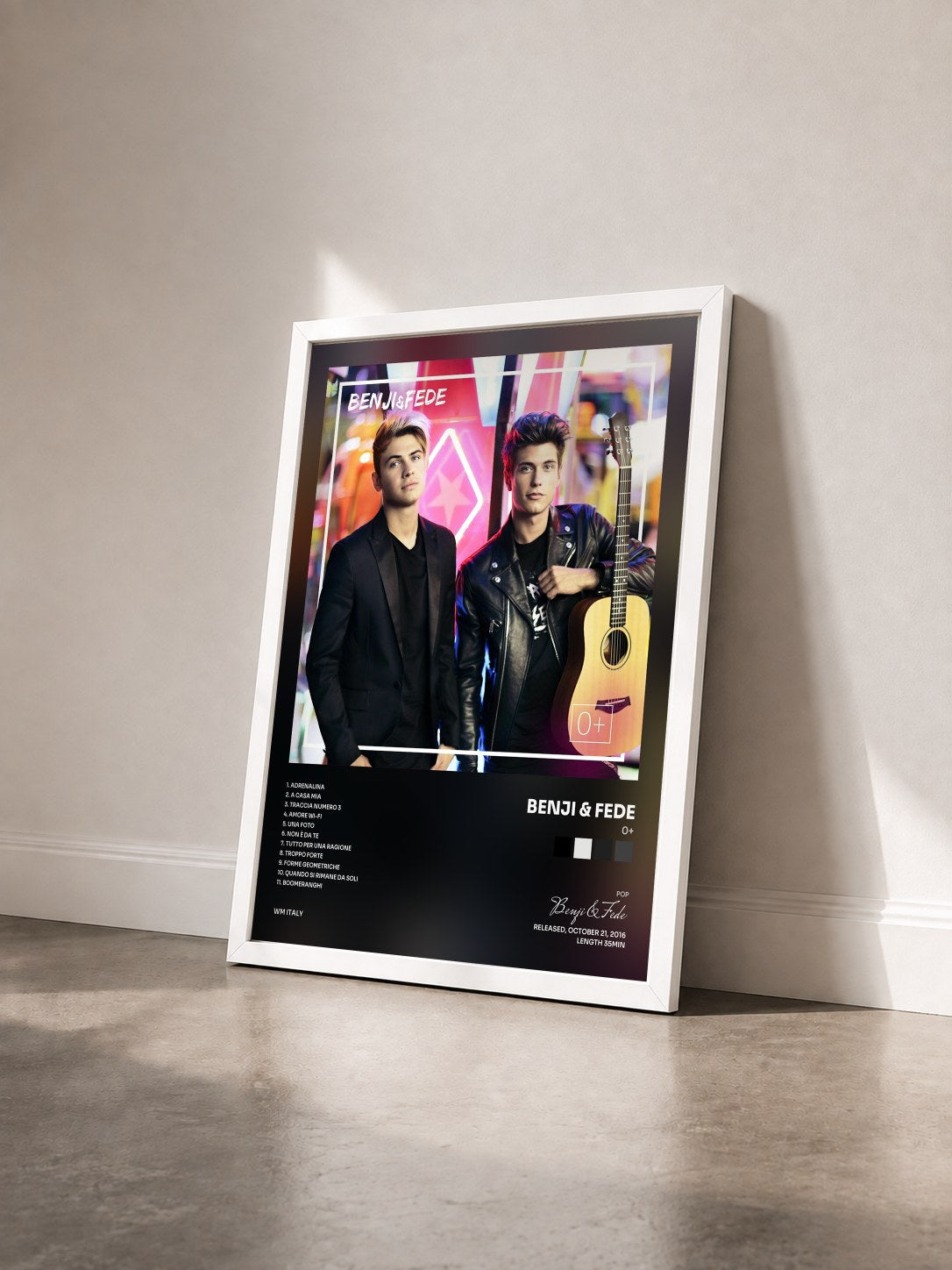 #blanc Tableau de l'album 0+ de Benji & Fede vu de trois quarts, cadre blanc