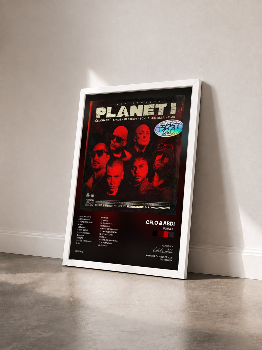 #blanc Tableau de l'album PLANET i de Celo & Abdi vu de trois quarts, cadre blanc