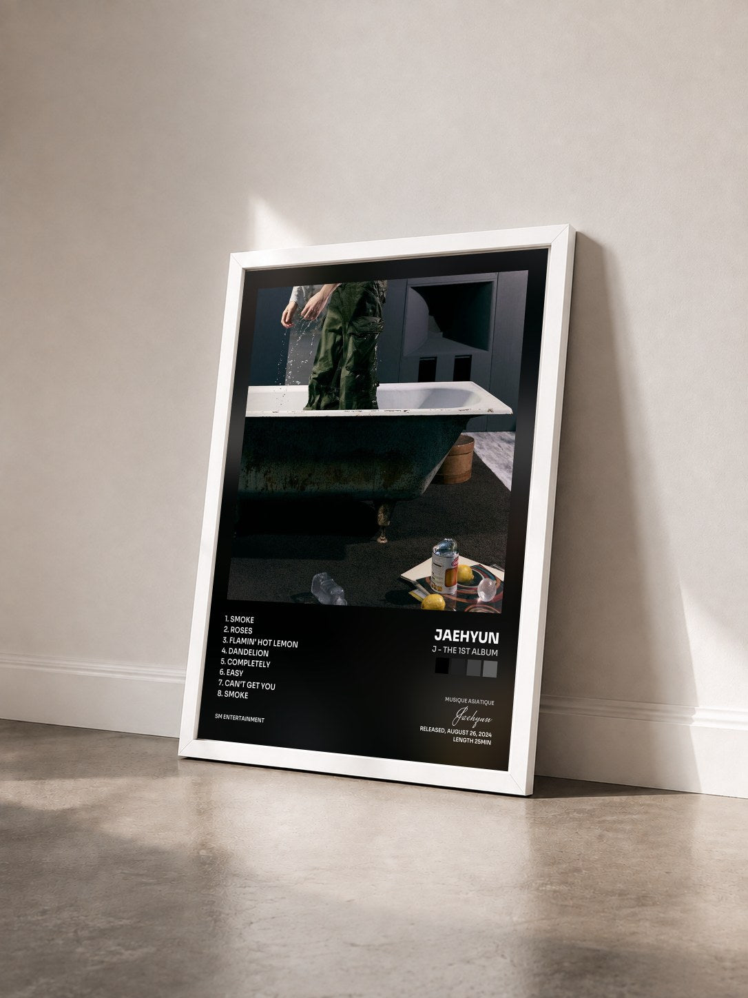 #blanc Tableau de l'album J - The 1st Album de Jaehyun vu de trois quarts, cadre blanc