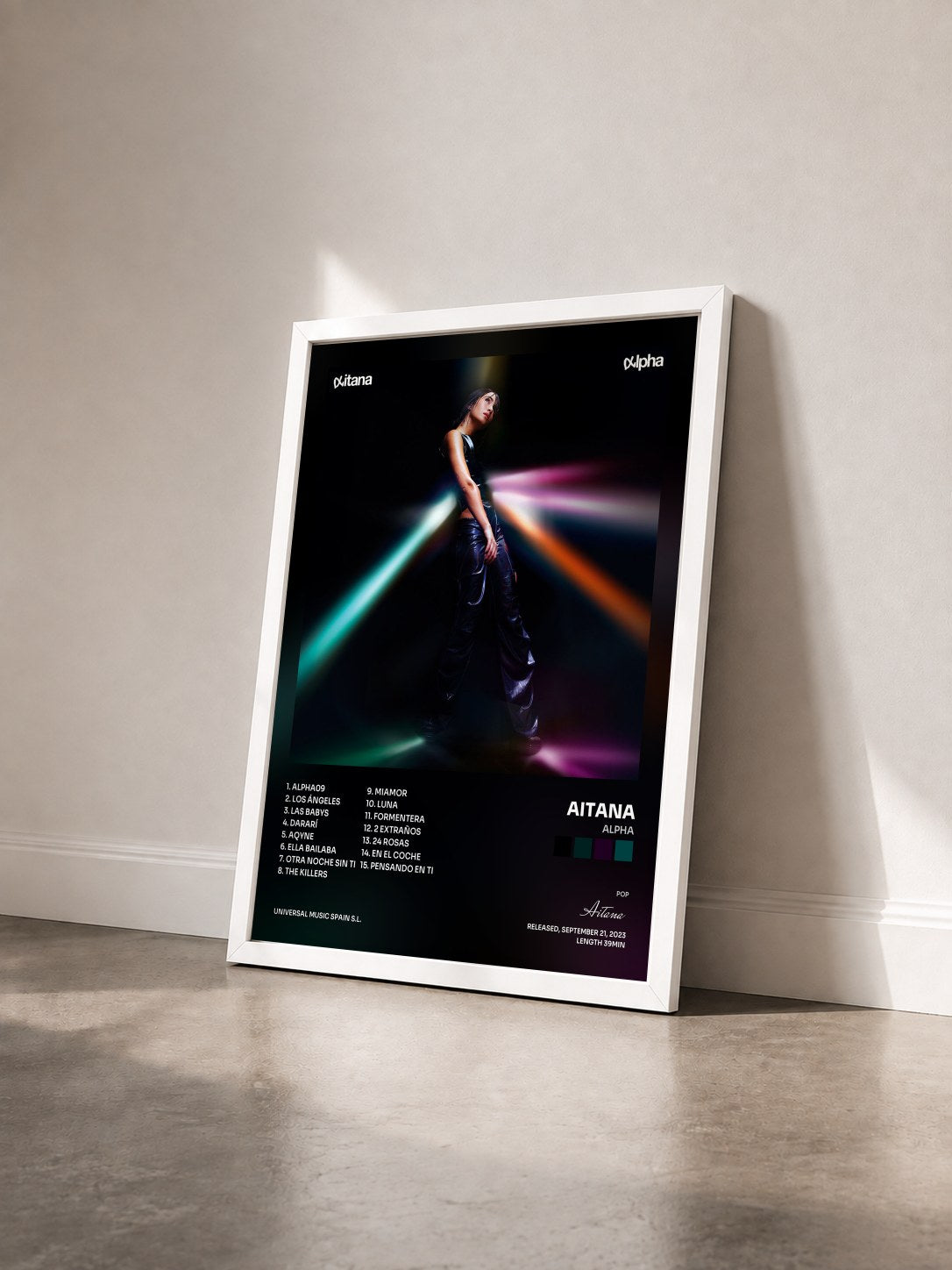 #blanc Tableau de l'album alpha de Aitana vu de trois quarts, cadre blanc