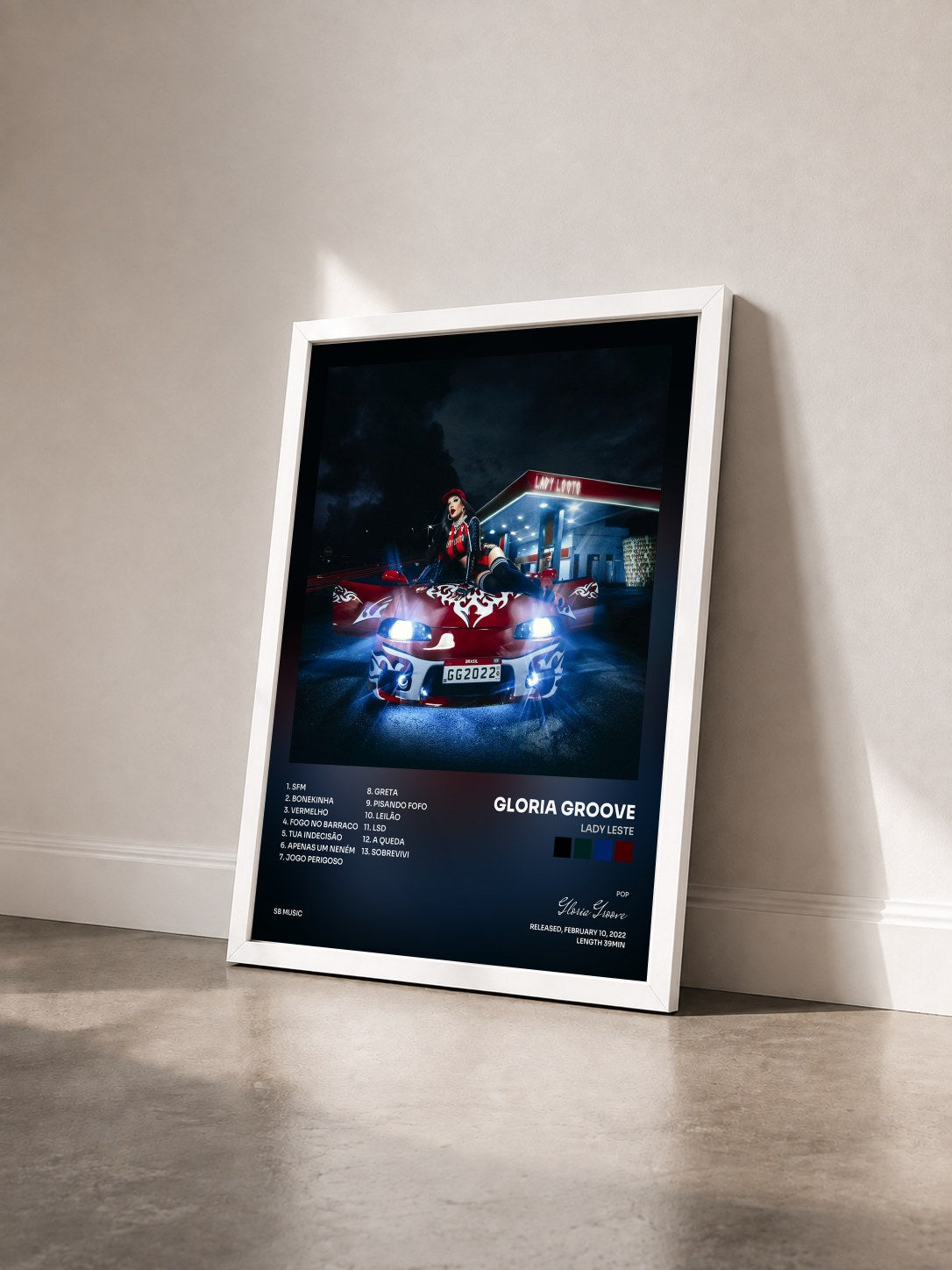 #blanc Tableau de l'album LADY LESTE de Gloria Groove vu de trois quarts, cadre blanc