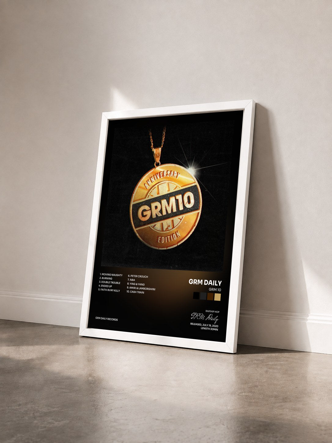 #blanc Tableau de l'album GRM 10 de GRM Daily vu de trois quarts, cadre blanc