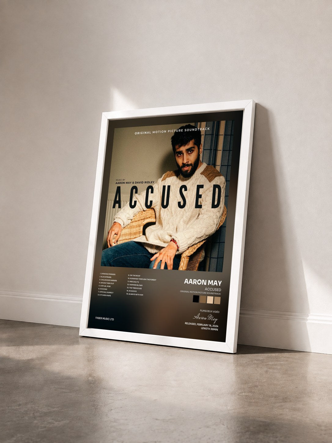 #blanc Tableau de l'album Accused (Original Motion Picture Soundtrack) de Aaron May vu de trois quarts, cadre blanc