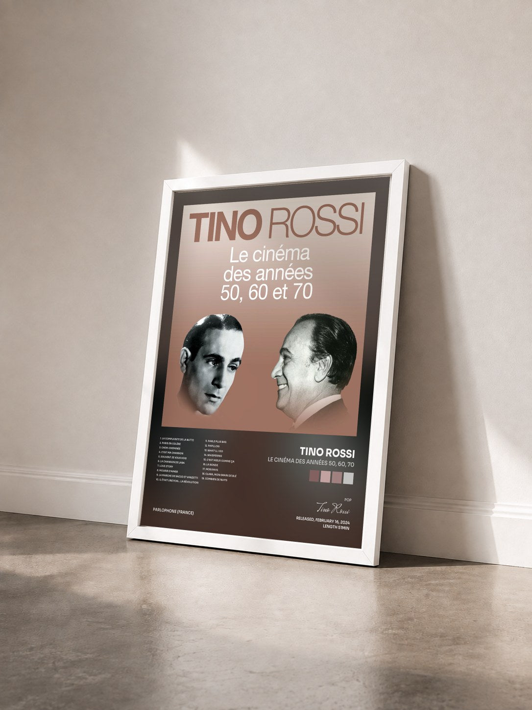 #blanc Tableau de l'album Le cinéma des années 50, 60, 70 de Tino Rossi vu de trois quarts, cadre blanc