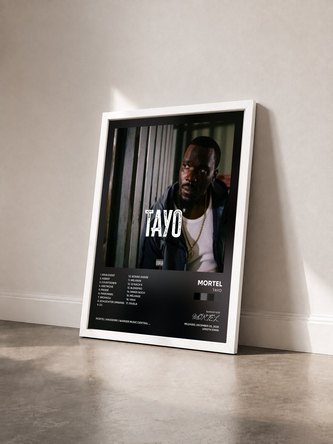 #blanc Tableau de l'album TAYO de MORTEL vu de trois quarts, cadre blanc