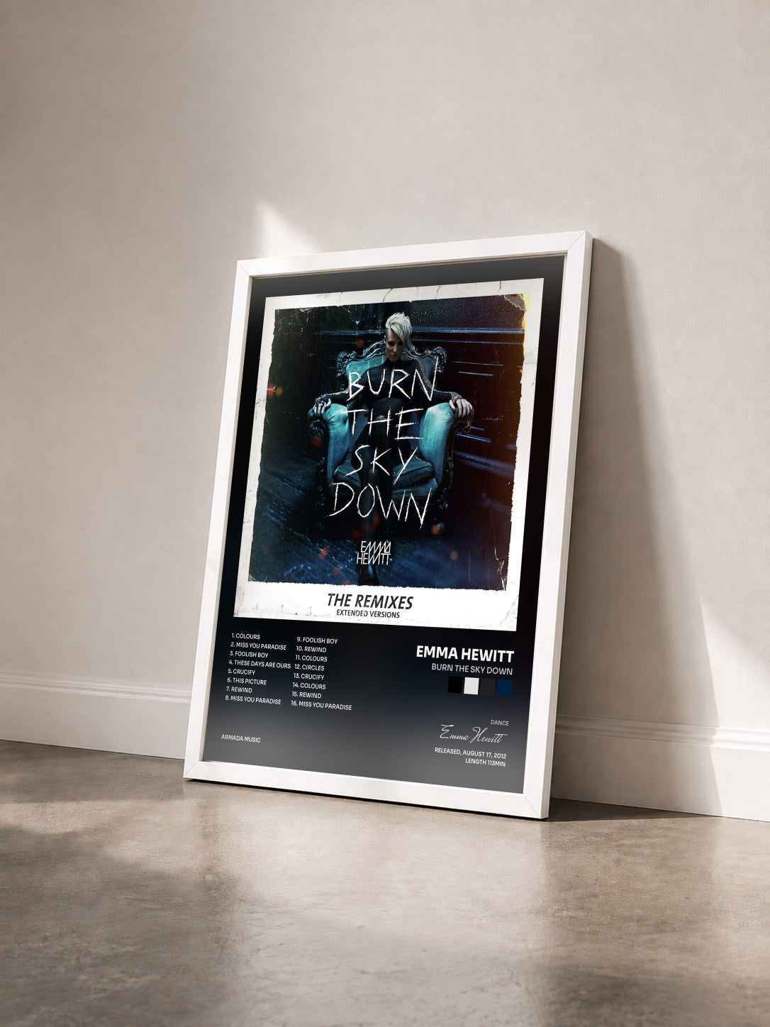 #blanc Tableau de l'album Burn The Sky Down de Emma Hewitt vu de trois quarts, cadre blanc
