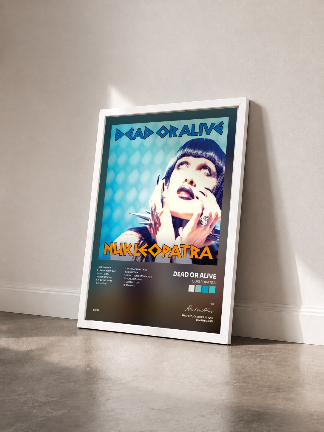 #blanc Tableau de l'album Nukleopatra de Dead or Alive vu de trois quarts, cadre blanc