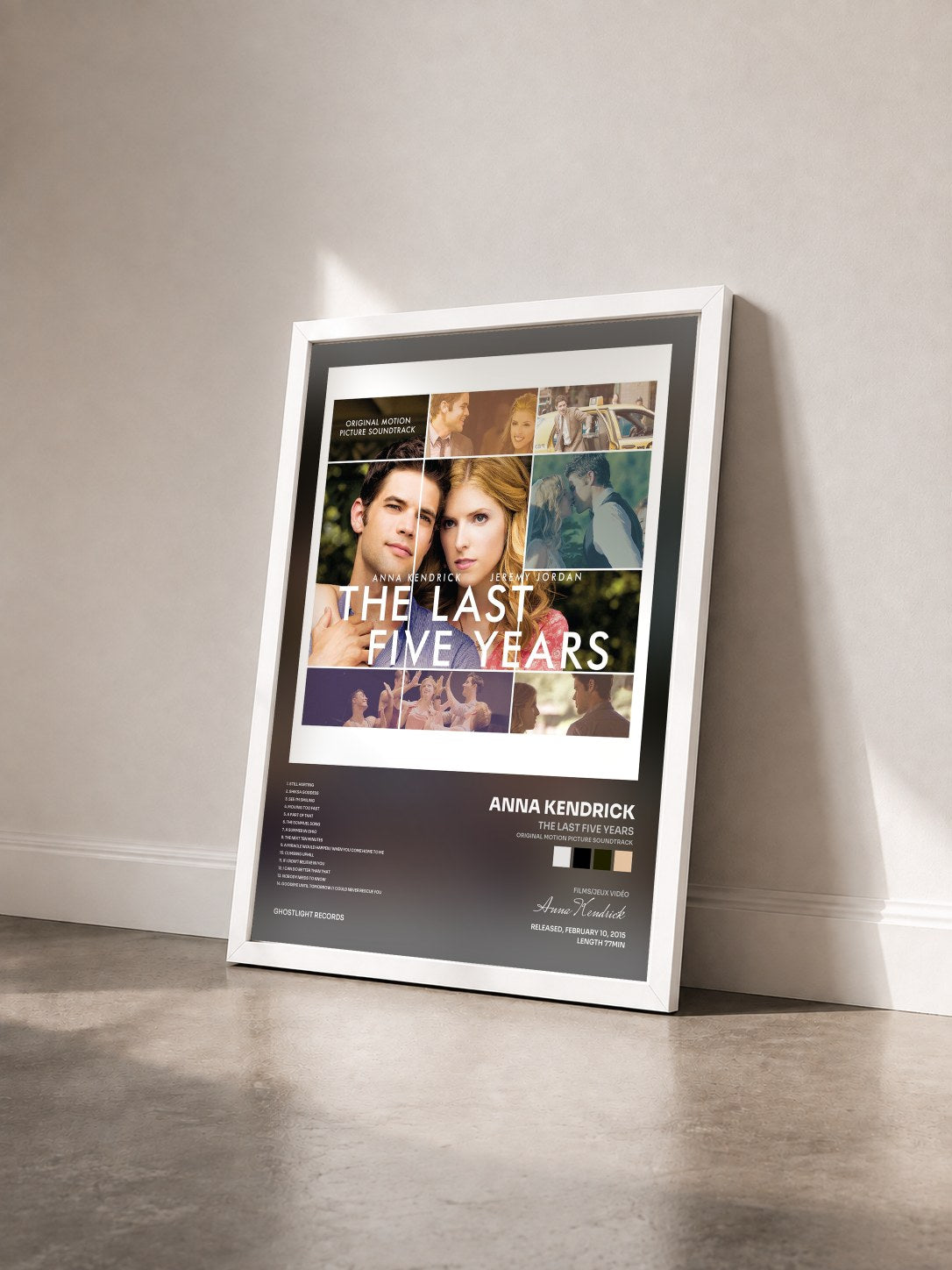 #blanc Tableau de l'album The Last Five Years (Original Motion Picture Soundtrack) de Anna Kendrick vu de trois quarts, cadre blanc