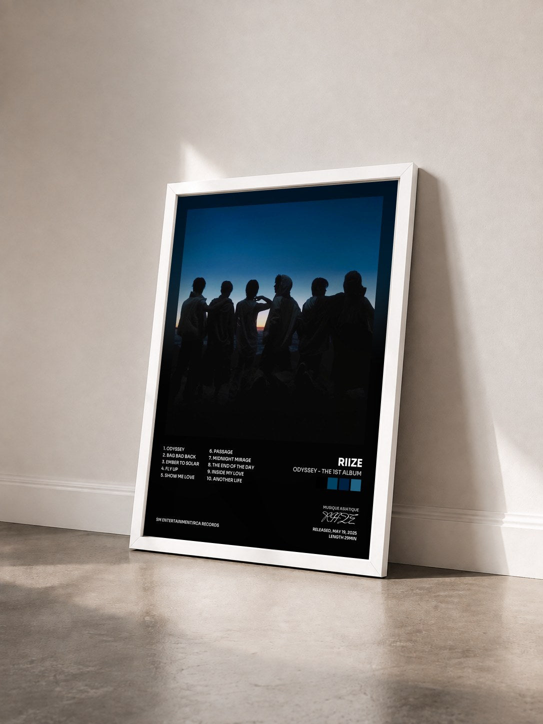 #blanc Tableau de l'album ODYSSEY - The 1st Album de RIIZE vu de trois quarts, cadre blanc