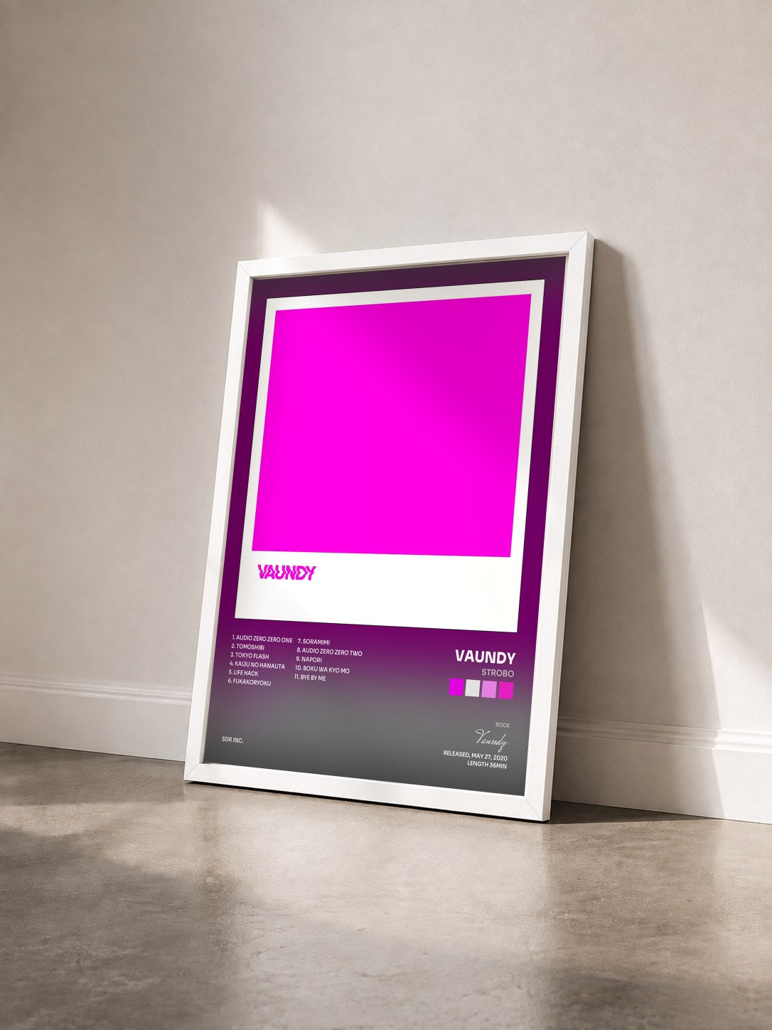 #blanc Tableau de l'album strobo de Vaundy vu de trois quarts, cadre blanc