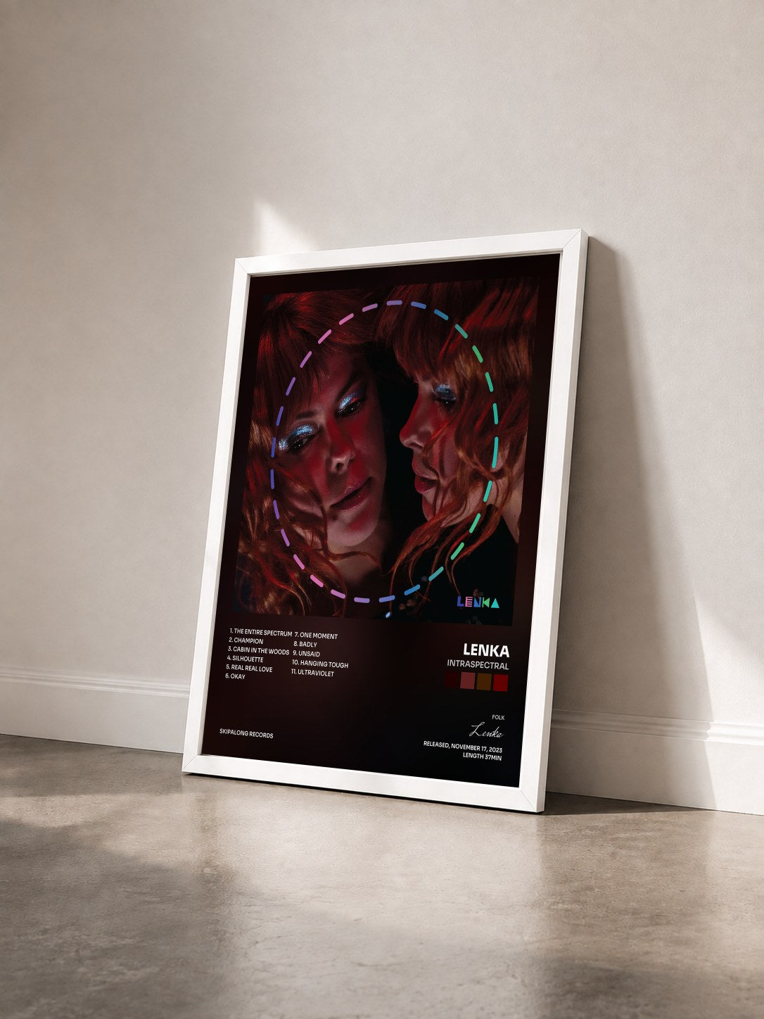 #blanc Tableau de l'album Intraspectral de Lenka vu de trois quarts, cadre blanc