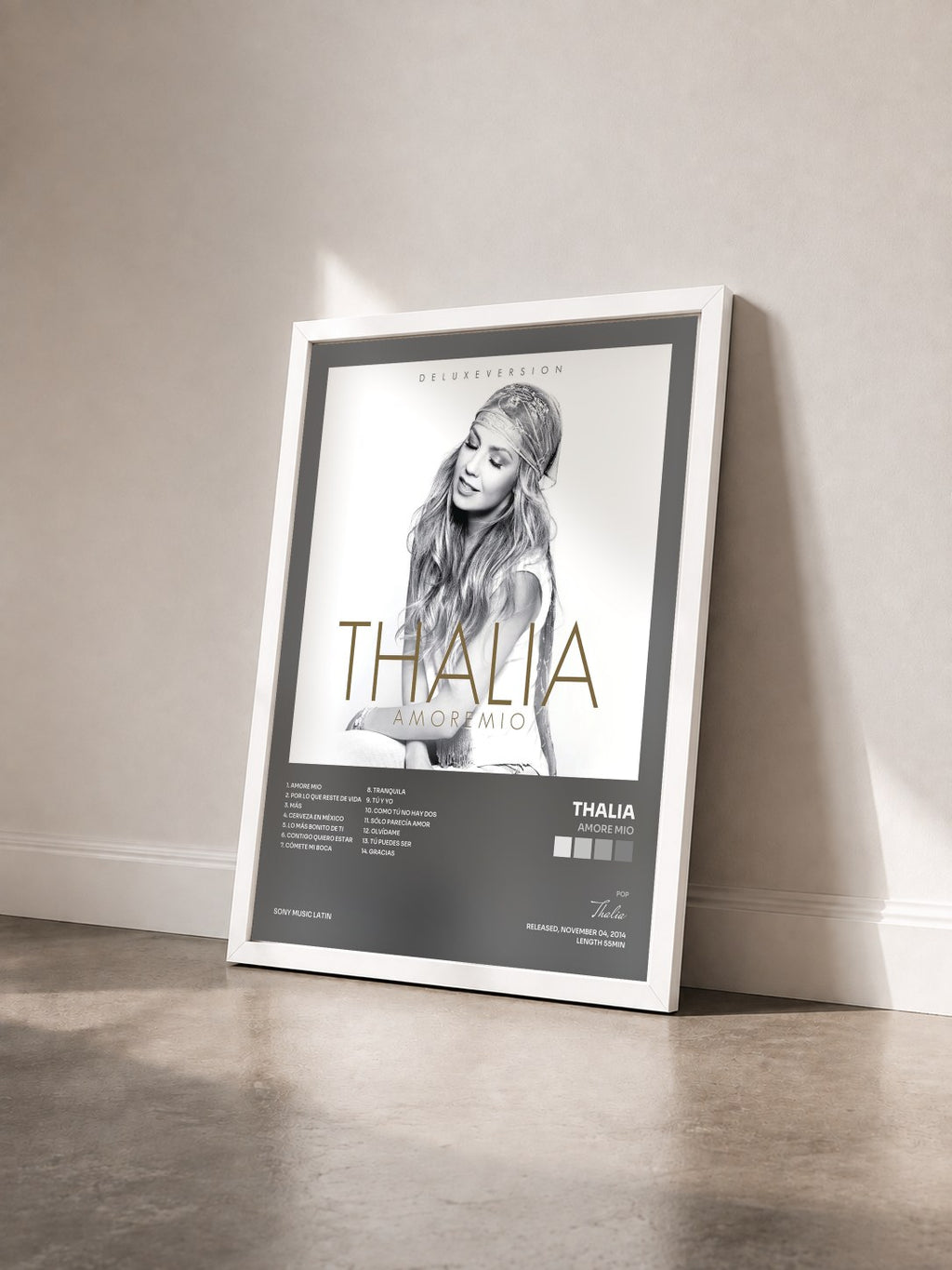 #blanc Tableau de l'album Amore Mio de Thalia vu de trois quarts, cadre blanc
