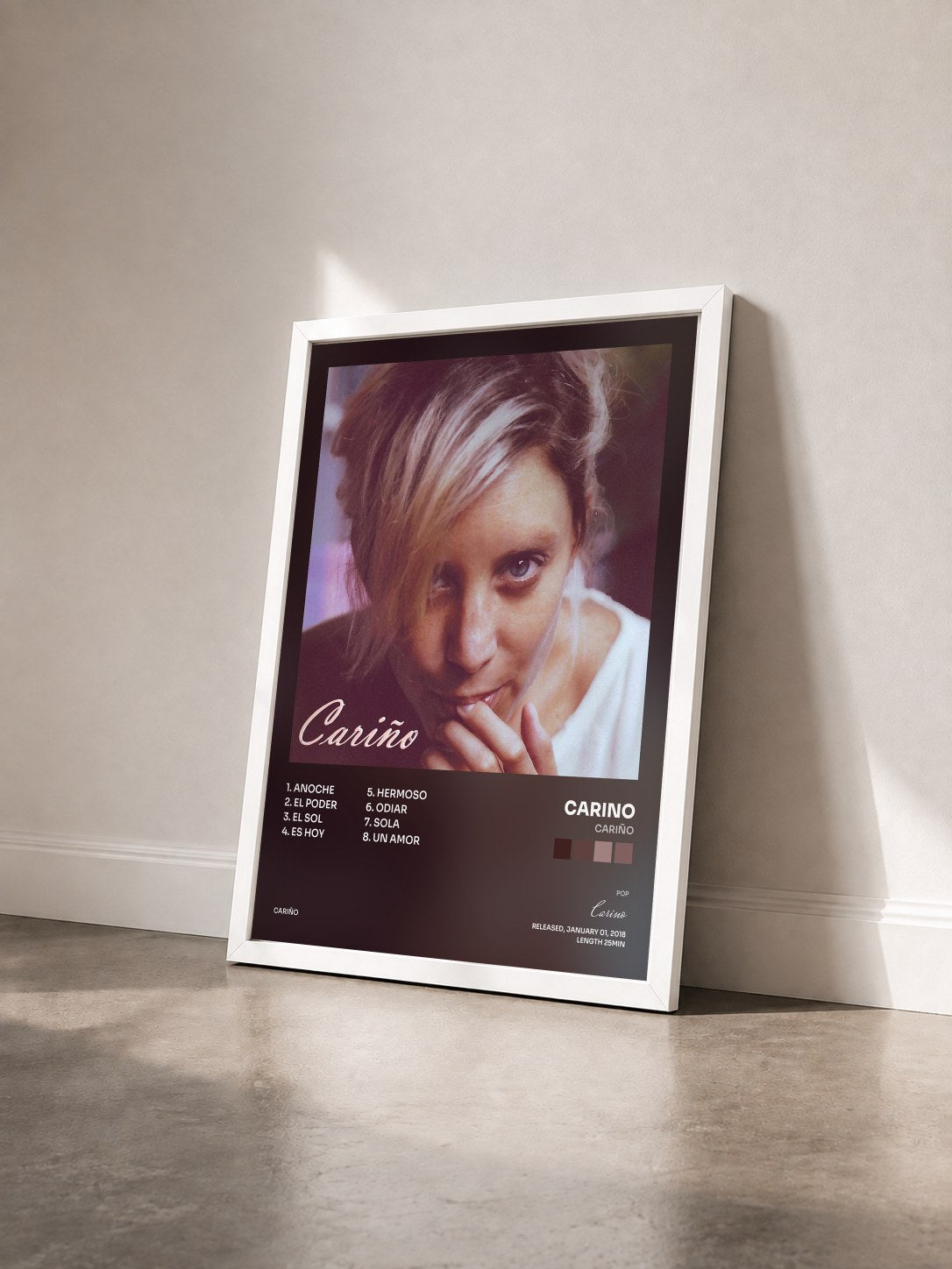 #blanc Tableau de l'album Cariño de Carino vu de trois quarts, cadre blanc