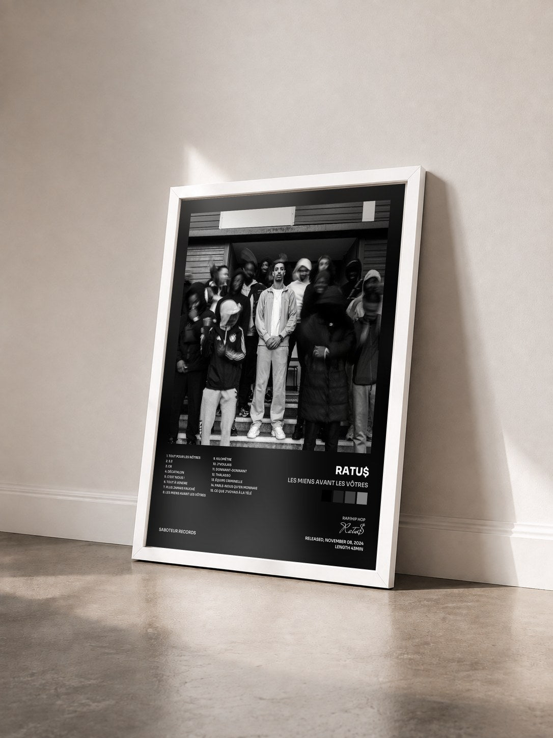 #blanc Tableau de l'album Les miens avant les vôtres de Ratu$ vu de trois quarts, cadre blanc