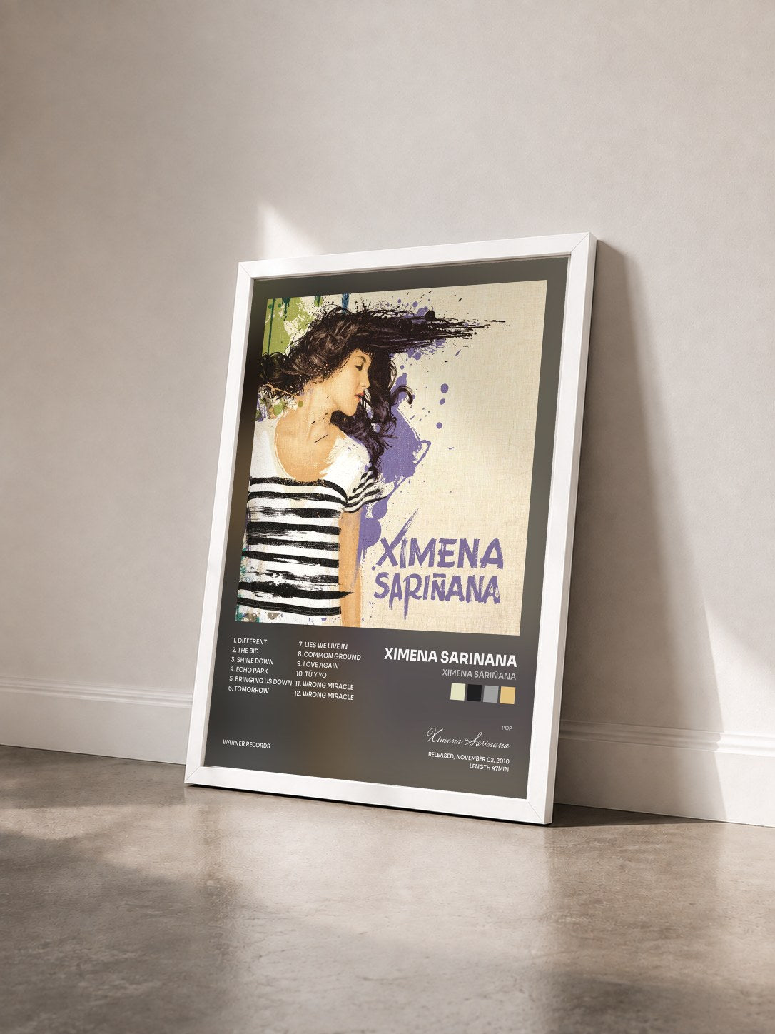 #blanc Tableau de l'album Ximena Sariñana de Ximena Sarinana vu de trois quarts, cadre blanc