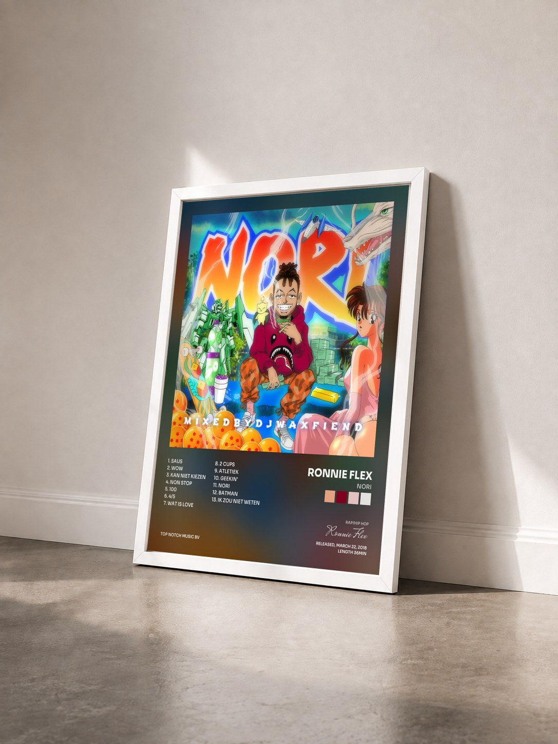 #blanc Tableau de l'album NORI de Ronnie Flex vu de trois quarts, cadre blanc
