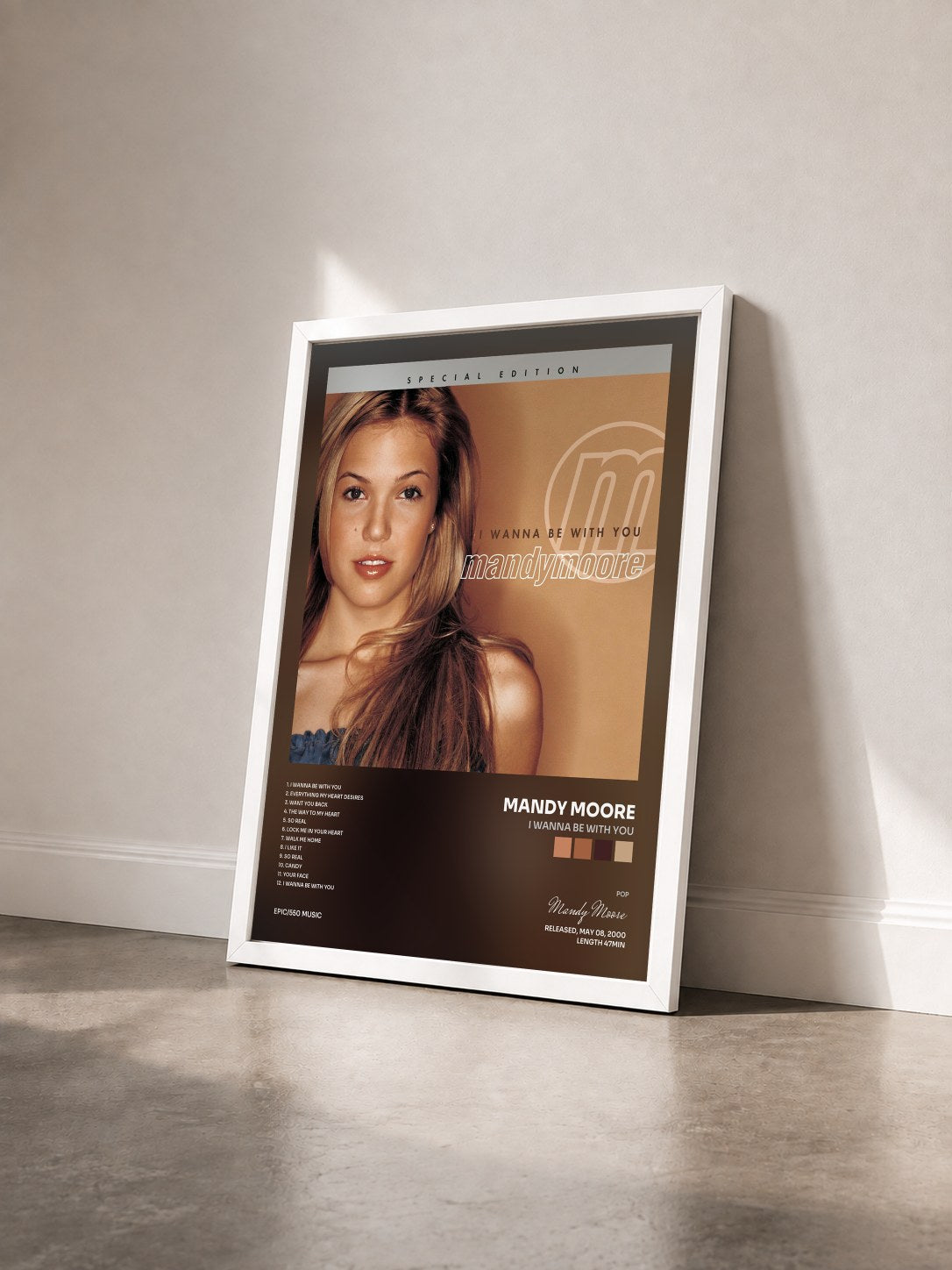 #blanc Tableau de l'album I Wanna Be With You de Mandy Moore vu de trois quarts, cadre blanc