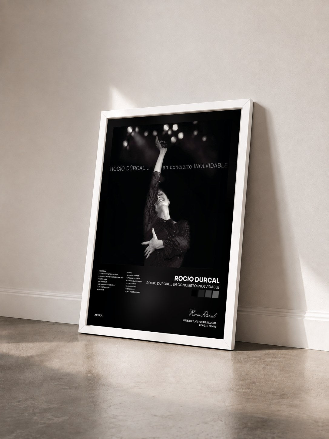 #blanc Tableau de l'album Rocio Durcal... En Concierto Inolvidable de Rocio Durcal vu de trois quarts, cadre blanc