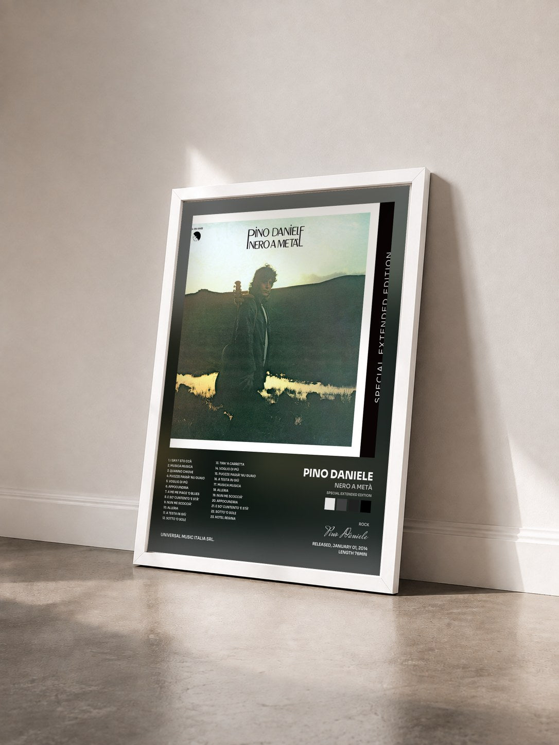 #blanc Tableau de l'album Nero A Metà (Special Extended Edition) de Pino Daniele vu de trois quarts, cadre blanc